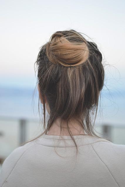 messy bun – rento ja huoleton nutturakampaus kesään